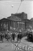 1.05.1950, Katowice, Polska.
Pochód pierwszomajowy, manifestanci z transparentami, flagami i portretem Józefa Stalina.
Fot. Kazimierz Seko, zbiory Ośrodka KARTA
 
