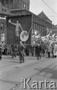 1.05.1950, Katowice, Polska.
Pochód pierwszomajowy, na platformie obraz: Józef Stalin z gołąbkiem pokoju opiera się o kulę ziemską.
Fot. Kazimierz Seko, zbiory Ośrodka KARTA
 
