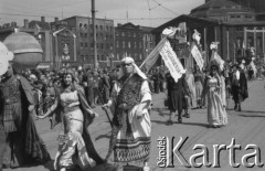 1.05.1951, Katowice, Polska.
Pochód pierwszomajowy, aktorzy Teatru Śląskiego w scenicznych kostiumach.
Fot. Kazimierz Seko, zbiory Ośrodka KARTA
 
