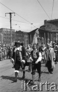 1.05.1951, Katowice, Polska.
Pochód pierwszomajowy, aktorzy Teatru Śląskiego w scenicznych kostiumach.
Fot. Kazimierz Seko, zbiory Ośrodka KARTA
 
