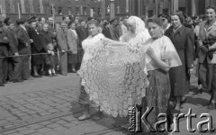 1.05.1950, Katowice, Polska.
Pochód pierwszomajowy, kobiety z szydełkową serwetą.
Fot. Kazimierz Seko, zbiory Ośrodka KARTA
 
