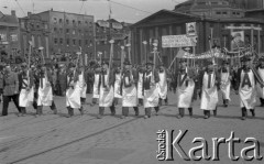1.05.1950, Katowice, Polska.
Pochód pierwszomajowy, hutnicy, hasło na transparencie: 