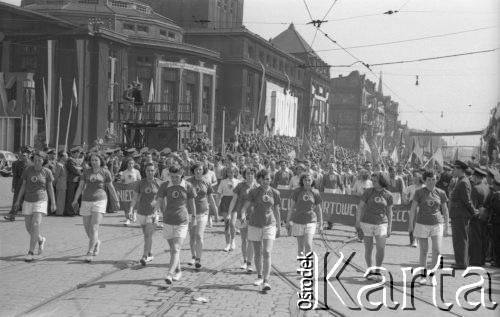 1.05.1951, Katowice, Polska.
Pochód pierwszomajowy, dziewczyny w strojach gimnastycznych.
Fot. Kazimierz Seko, zbiory Ośrodka KARTA
 
