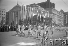 1.05.1955, Stalinogród [Katowice], Polska.
Pochód pierwszomajowy, młodzi chłopcy z emblematami klubów sportowych.
Fot. Kazimierz Seko, zbiory Ośrodka KARTA
 
