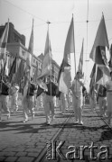 1.05.1955, Stalinogród [Katowice], Polska.
Pochód pierwszomajowy, młodzież z flagami.
Fot. Kazimierz Seko, zbiory Ośrodka KARTA
 
