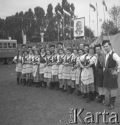 5.10.1952, Zabrze, Polska.
Zlot przodowników pracy, zespół folklorystyczny, w tle portret Bolesława Bieruta.
Fot. Kazimierz Seko, zbiory Ośrodka KARTA
 
