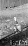 1968, Syberia, ZSRR.
Dziewczynka czerpiąca wiadrem wodę.
Fot. Kazimierz Seko, zbiory Ośrodka KARTA
 
