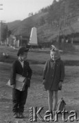 1968, Syberia, ZSRR.
Dwoje dzieci z tornistrami, powrót ze szkoły.
Fot. Kazimierz Seko, zbiory Ośrodka KARTA
 

