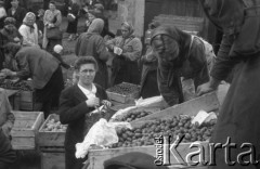 Lata 50-te, brak miejsca, Polska.
Targ owoców i warzyw.
Fot. Kazimierz Seko, zbiory Ośrodka KARTA
 
