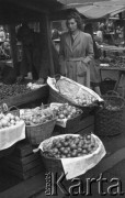 Lata 50-te, brak miejsca, Polska.
Targ owoców i warzyw.
Fot. Kazimierz Seko, zbiory Ośrodka KARTA
 
