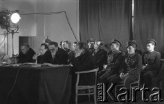 Styczeń 1954, Opole, Polska.
Proces paserów, oskarżeni siedzą między milicjantami.
Fot. Kazimierz Seko, zbiory Ośrodka KARTA
 
