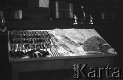 Styczeń 1954, Opole, Polska.
Dowody w sprawie: zegarki, pistolety, dokumenty oskarżonych i obca waluta.
Fot. Kazimierz Seko, zbiory Ośrodka KARTA
 
