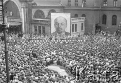 Lipiec 1959, Katowice, Polska.
Wizyta delegacji sowieckiej z Nikitą Chruszczowem na czele, wiec, za trybuną wisi portret Włodzimierza Lenina.
Fot. Kazimierz Seko, zbiory Ośrodka KARTA
 
