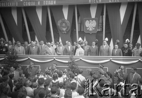 Lipiec 1959, Katowice, Polska.
Wizyta delegacji sowieckiej, na trybunie honorowej stoją od prawej: NN, NN, NN, Edward Gierek, NN, NN, Nikita Chruszczow, NN, NN, Władysław Gomułka, Piotr Jaroszewicz.
Fot. Kazimierz Seko, zbiory Ośrodka KARTA
 
