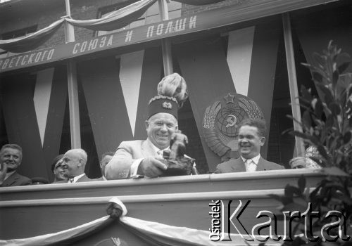 Lipiec 1959, Katowice, Polska.
Wizyta delegacji sowieckiej, na trybunie honorowej Nikita Chruszczow w czapce górniczej.
Fot. Kazimierz Seko, zbiory Ośrodka KARTA
 
