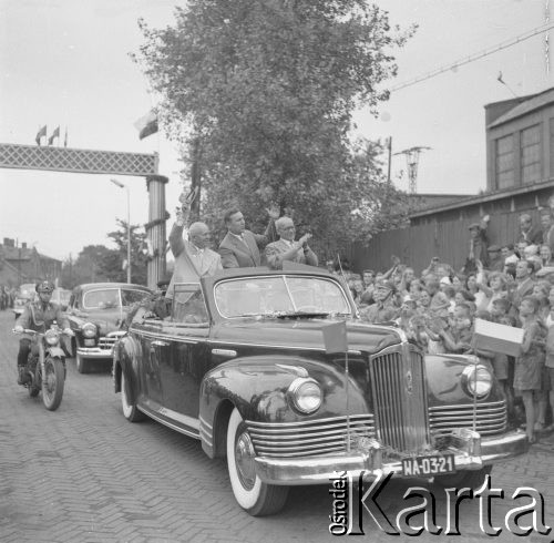 Lipiec 1959, Katowice, Polska.
Wizyta delegacji sowieckiej, w w samochodzie jadą: Nikita Chruszczow, Edward Gierek i Władysław Gomułka.
Fot. Kazimierz Seko, zbiory Ośrodka KARTA
 
