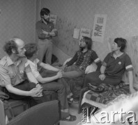 Jesień 1981, Katowice, Polska.
Uczestnicy strajku głodowego w obronie braci Kowalczyków: Maria Moczulska, Tadeusz Kicki, Albin Białoń, Krystian Roczniok.
Fot. Kazimierz Seko, zbiory Ośrodka KARTA