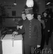 1961, brak miejsca, woj. Katowice, Polska.
Głosowanie, górnicy w galowych strojach stoją w kolejce do urny wyborczej. Na ścianie wisi hało: 