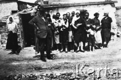 lata 20-te, Śląsk, Polska.
Mieszkańcy baraków koło biedaszybów przed eksmisją ze swoich domów.
Fot. NN, reprodukcja Kazimierz Seko, zbiory Ośrodka KARTA.