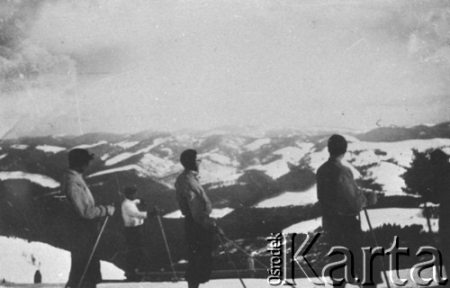 1936-1939, Karpaty
Harcerze Kręgu Starszoharcerskiego im. Franciszka Tomanka ze Lwowa podczas obozu zimowego na Kostrzycy.
Fot. NN, reprodukcja Kazimierz Seko, zbiory Ośrodka KARTA.