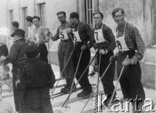 1936-1939, Karpaty
Harcerze Kręgu Starszoharcerskiego im. Franciszka Tomanka ze Lwowa podczas obozu zimowego na Kostrzycy.
Fot. NN, reprodukcja Kazimierz Seko, zbiory Ośrodka KARTA.
