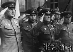 9.05.1945 (?), Katowice, Polska.
Wiec na placu Dzierżyńskiego, salutujący żołnierze Armii Czerwonej i Ludowego Wojska Polskiego.
Fot. NN, reprodukcja Kazimierz Seko, zbiory Ośrodka KARTA.
