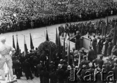 9.05.1945 (?), Katowice, Polska.
Wiec na placu Dzierżyńskiego z udziałem gen. Aleksandra Zawadzkiego i biskupa Adamskiego.
Fot. NN, reprodukcja Kazimierz Seko, zbiory Ośrodka KARTA.
