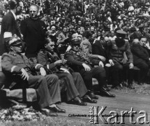 1946-1948, Góra Świętej Anny, woj. śląskie, Polska.
Manifestacja na Górze św. Anny, członkowie rządu i władz wojewódzkich, z lewej siedzi Marszałek Michał Rola-Żymierski, za nim wojewoda śląsko-dąbrowski - gen. Aleksander Zawadzki i prezes Związku Weteranów Powstań Śląskich.
Fot. NN, reprodukcja Kazimierz Seko, zbiory Ośrodka KARTA.