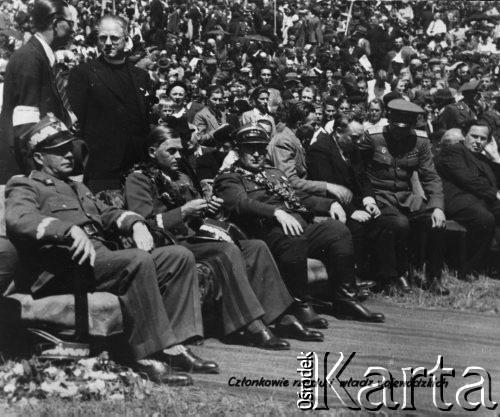1946-1948, Góra Świętej Anny, woj. śląskie, Polska.
Manifestacja na Górze św. Anny, członkowie rządu i władz wojewódzkich, z lewej siedzi Marszałek Michał Rola-Żymierski, za nim wojewoda śląsko-dąbrowski - gen. Aleksander Zawadzki i prezes Związku Weteranów Powstań Śląskich.
Fot. NN, reprodukcja Kazimierz Seko, zbiory Ośrodka KARTA.