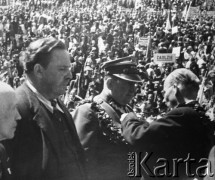 1946-1948, Góra Świętej Anny, woj. śląskie, Polska.
Manifestacja na Górze św. Anny, dekoracja prezesa Związku Weteranów Powstań Śląskich.
Fot. NN, reprodukcja Kazimierz Seko, zbiory Ośrodka KARTA.

