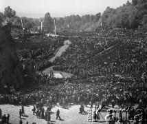 1946-1948, Góra Świętej Anny, woj śląskie, Polska.
Manifestacja na Górze św. Anny, msza świeta.
Fot. NN, reprodukcja Kazimierz Seko, zbiory Ośrodka KARTA.

