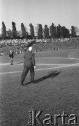 1948, Bytom, Polska.
Pokazy modeli latających, mężczyzna niosący model samolotu.
Fot. Kazimierz Seko, zbiory Ośrodka KARTA