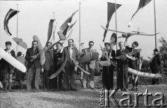1948, Katowice, Polska.
Ogólnopolskie Zawody Modeli Latających, zawodnicy prezentujący swoje modele.
Fot. Kazimierz Seko, zbiory Ośrodka KARTA