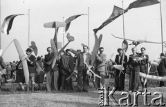 1948, Katowice, Polska.
Ogólnopolskie Zawody Modeli Latających, zawodnicy prezentujący swoje modele.
Fot. Kazimierz Seko, zbiory Ośrodka KARTA