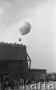 1948, Katowice, Polska.
Ogólnopolskie Zawody Modeli Latających, publiczność obserwująca balon Ligi Lotniczej, obok hangaru stoi karetka Pogotowia Ratunkowego.
Fot. Kazimierz Seko, zbiory Ośrodka KARTA