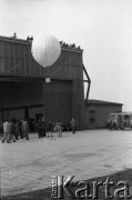 1948, Katowice, Polska.
Ogólnopolskie Zawody Modeli Latających, publiczność obserwująca balon Ligi Lotniczej, obok hangaru stoi karetka Pogotowia Ratunkowego.
Fot. Kazimierz Seko, zbiory Ośrodka KARTA