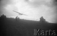 Maj lub czerwiec 1949, góra Żar, Beskid Mały, Polska.
Zawody szybowcowe, szybowiec startujący z góry Żar. Z prawej widać budynek administracyjno-meteorologiczny.
Fot. Kazimierz Seko, zbiory Ośrodka KARTA