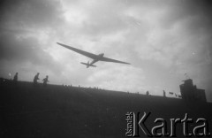 Maj lub czerwiec 1949, góra Żar, Beskid Mały, Polska.
Zawody szybowcowe, szybowiec startujący z góry Żar. Z prawej widać budynek administracyjno-meteorologiczny.
Fot. Kazimierz Seko, zbiory Ośrodka KARTA