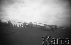 Maj lub czerwiec 1949, góra Żar, Beskid Mały, Polska.
Zawody szybowcowe, przygotowywanie szybowca do lotu.
Fot. Kazimierz Seko, zbiory Ośrodka KARTA