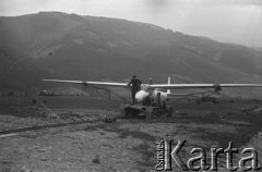 Maj lub czerwiec 1949, góra Żar, Beskid Mały, Polska.
Zawody szybowcowe, wciąganie szybowca na górę Żar.
Fot. Kazimierz Seko, zbiory Ośrodka KARTA