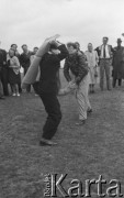 Maj lub czerwiec 1949, góra Żar, Beskid Mały, Polska.
Zawody szybowcowe, dwaj mężczyźni z zawiązanymi oczami walczący ze sobą na zrolowane koce.
Fot. Kazimierz Seko, zbiory Ośrodka KARTA