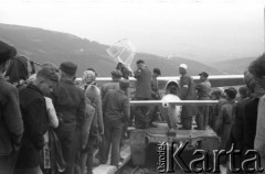 Maj 1949, góra Żar, Beskid Mały, Polska.
Zawody szybowcowe, przygotowywanie szybowca startującego z pochylni, do lotu.
Fot. Kazimierz Seko, zbiory Ośrodka KARTA