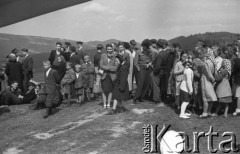Czerwiec 1949, góra Żar, Beskid Mały, Polska.
Publiczność zgromadzona na zawodach szybowcowych.
Fot. Kazimierz Seko, zbiory Ośrodka KARTA