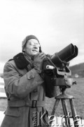 1948, Jelenia Góra, Polska.
Zawody lotnicze, Kazimierz Seko stojący obok lornety obserwacyjnej.
Fot. NN, zbiory Ośrodka KARTA, udostępniła Barbara Karwat-Seko.