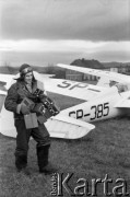 1948, Jelenia Góra, Polska.
Zawody lotnicze, pilot niosący radzieckie barografy ??-2 stosowane do dokumentacji przelotów, z lewej stoi lorneta obserwacyjna na statywie, w tle szybowce.
Fot. NN, zbiory Ośrodka KARTA, udostępniła Barbara Karwat-Seko.