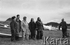 1948, Jelenia Góra, Polska.
Zawody lotnicze, piloci w kombinezonach stojący obok szybowców.
Fot. NN, zbiory Ośrodka KARTA, udostępniła Barbara Karwat-Seko.