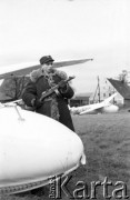 1948, Jelenia Góra
Zawody lotnicze, wartownik z pepeszą pilnujący szybowców przygotowywanych do zawodów.
Fot. NN, zbiory Ośrodka KARTA, udostępniła Barbara Karwat-Seko.

