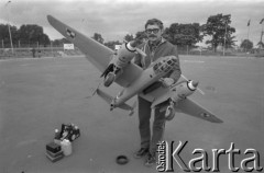 1978, Częstochowa, Polska.
Międzynarodowe Mistrzostwa Modeli Latających, polski zawodnik prezentujący model biorący udział w konkursie.
Fot. Kazimierz Seko, zbiory Ośrodka KARTA
