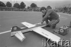 1978, Częstochowa, Polska.
Międzynarodowe Mistrzostwa Modeli Latających, polski zawodnik ze swoim modelem.
Fot. Kazimierz Seko, zbiory Ośrodka KARTA
