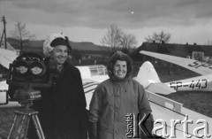 1948, Jelenia Góra, Polska.
Zawody lotnicze, kobieta-pilot na tle szybowców. Z prawej fragment szybowca Sęp SP-443.
Fot. NN, zbiory Ośrodka KARTA, udostępniła Barbara Karwat-Seko.